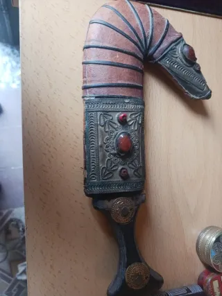 Daga antigua con funda decorada