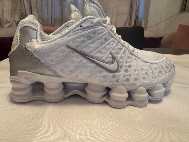 Zapatillas Nike Shox plateadas y blancas