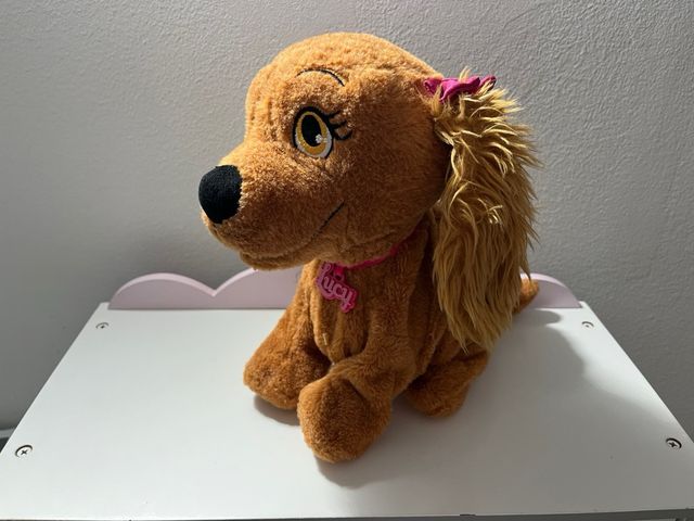 Perrita Lucy canta y baila