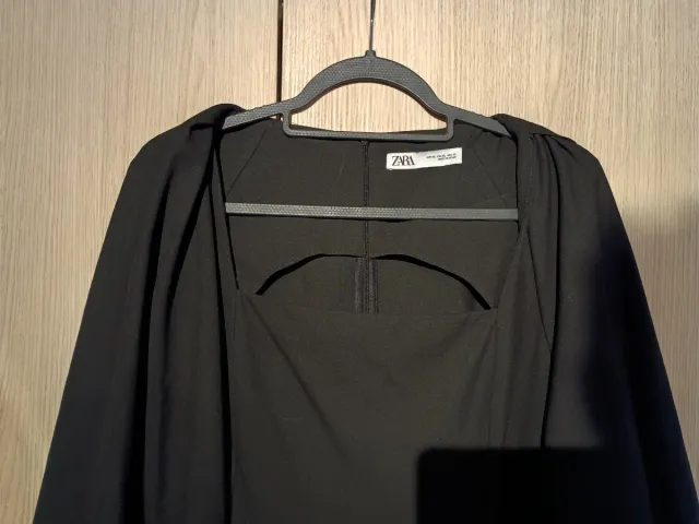 Vestido negro Zara manga acampanada