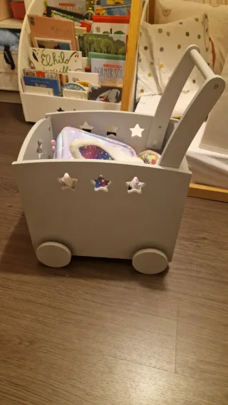Carrito de madera infantil con estrellas