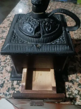 Molino de café antiguo manual