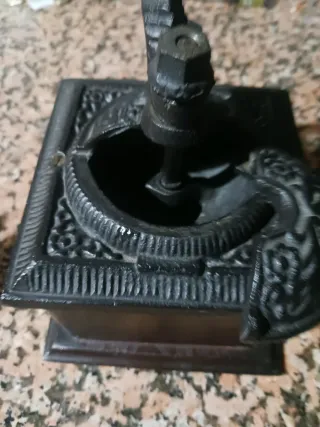 Molino de café antiguo manual