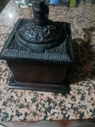 Molino de café antiguo manual