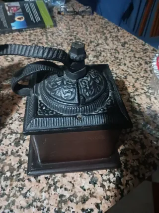 Molino de café antiguo manual