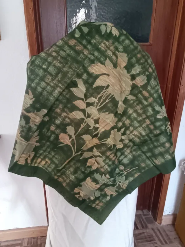 Lenço com padrão floral verde e bege