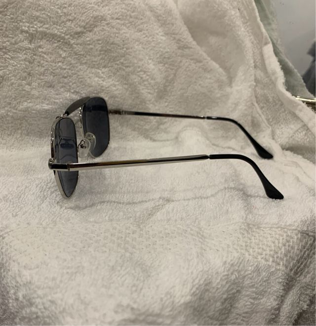 Gafas de sol aviador plateadas y negras