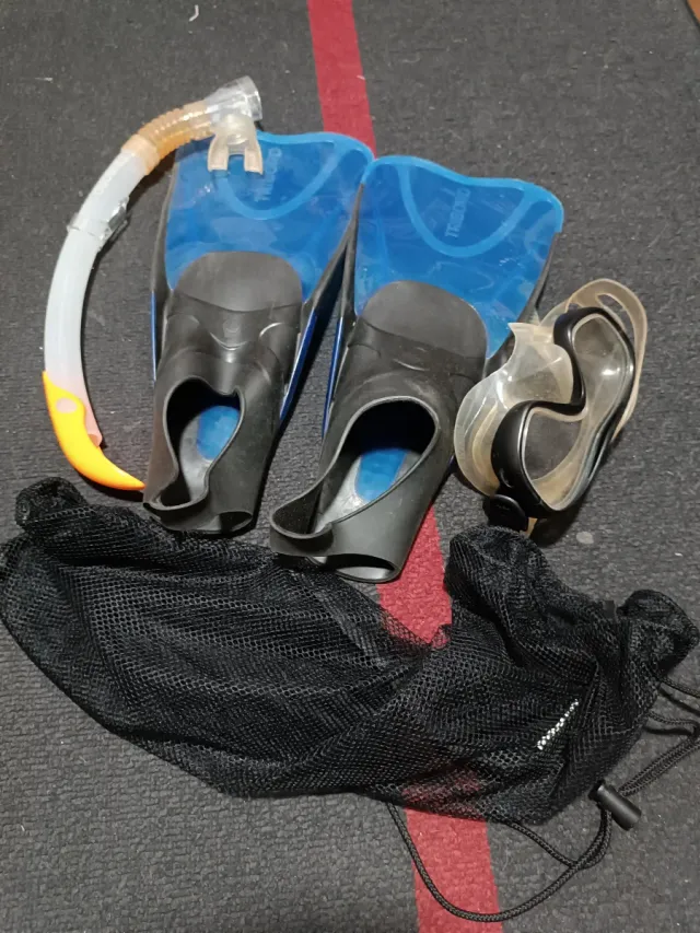 Attrezzatura per immersione: maschera, boccaglio e pinne