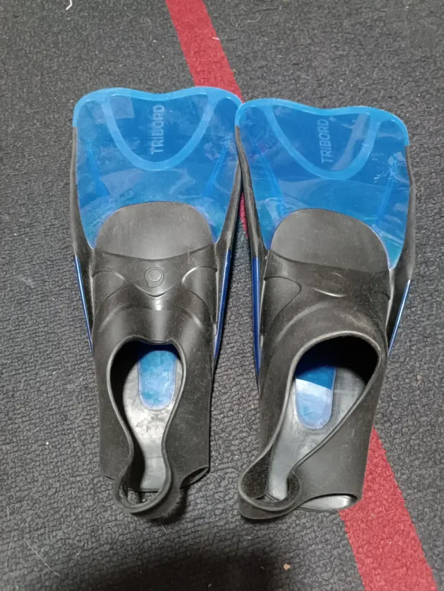 Attrezzatura per immersione: maschera, boccaglio e pinne