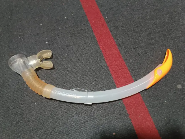 Attrezzatura per immersione: maschera, boccaglio e pinne