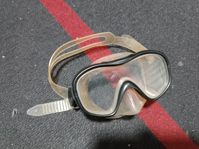 Attrezzatura per immersione: maschera, boccaglio e pinne