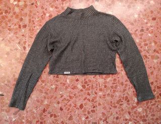 Jersey gris plateado de cuello alto