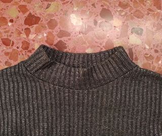 Jersey gris plateado de cuello alto