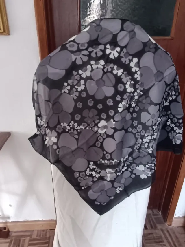 Lenço floral preto, cinza e branco
