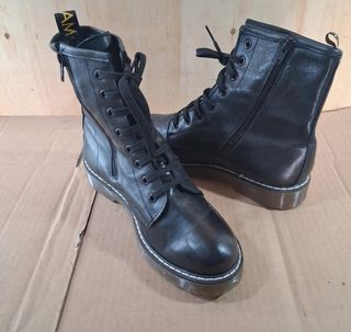 Anfibi neri in pelle