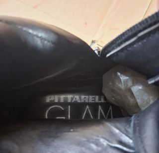 Anfibi neri in pelle