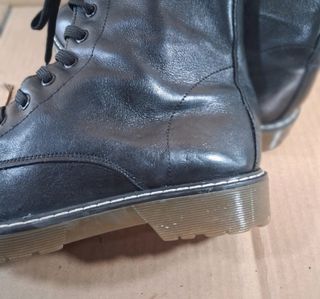 Anfibi neri in pelle