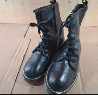 Anfibi neri in pelle