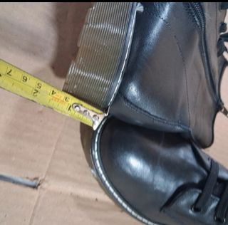 Anfibi neri in pelle