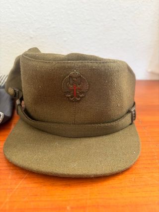 Gorra militar verde con insignia