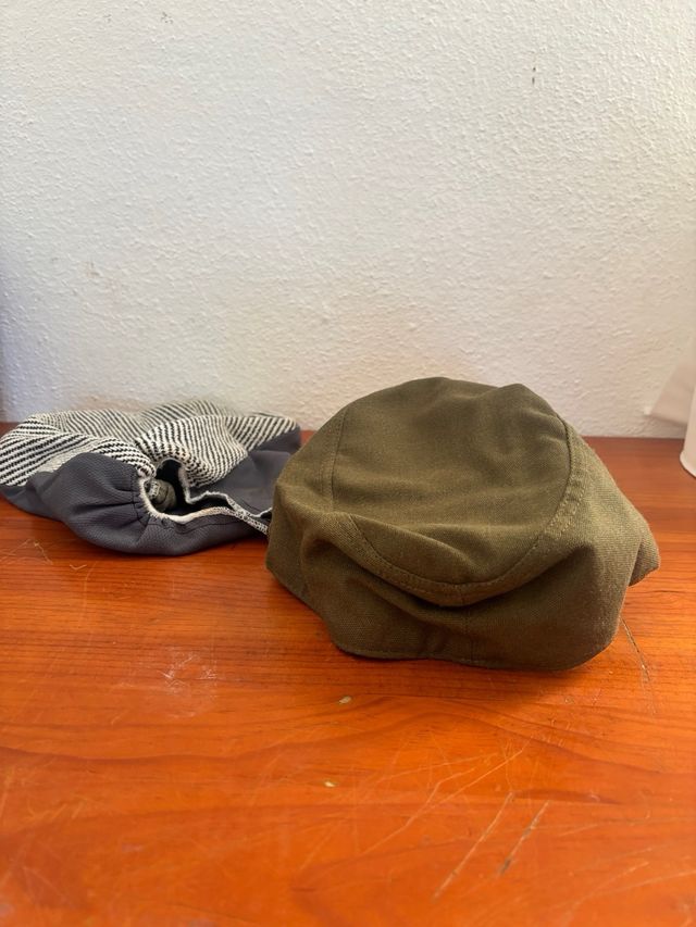 Berretto militare verde con distintivo