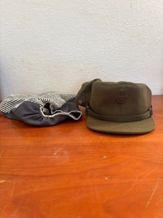 Gorra militar verde con insignia