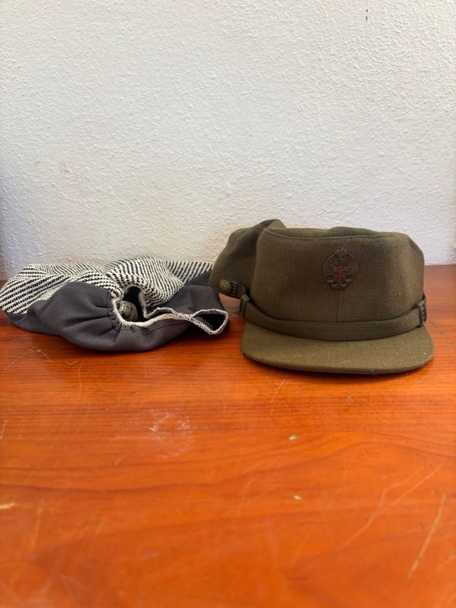 Berretto militare verde con distintivo