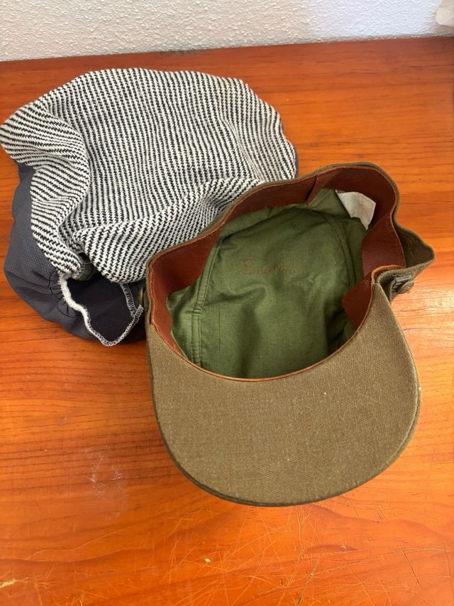 Berretto militare verde con distintivo