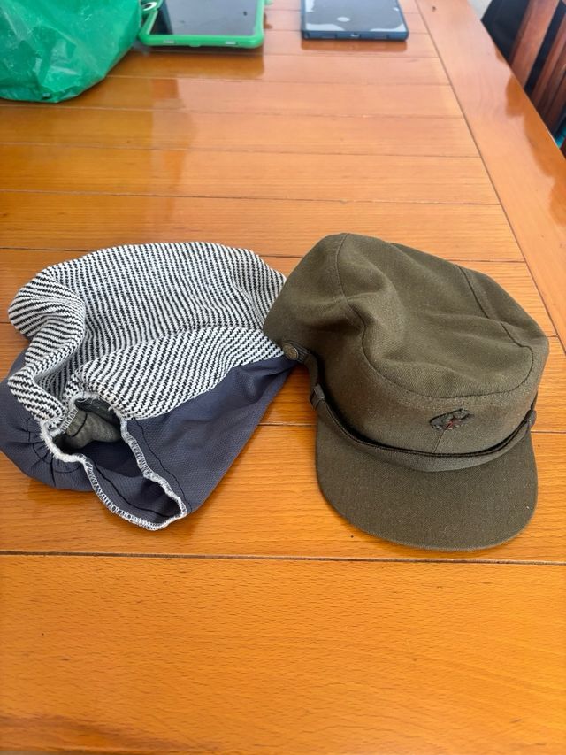 Berretto militare verde con distintivo