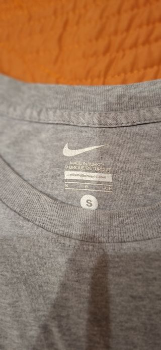 Camiseta Nike gris con estampado