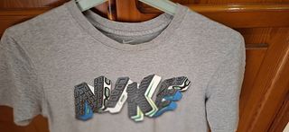 Camiseta Nike gris con estampado