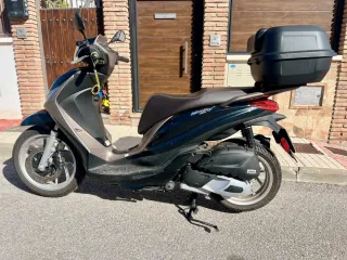 Moto Scooter Piaggio Medley 125cc Negra y Dorada