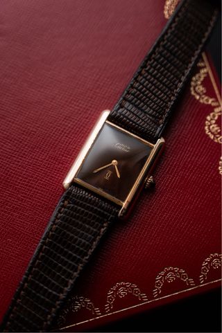 Reloj Cartier Must Tank Oro.