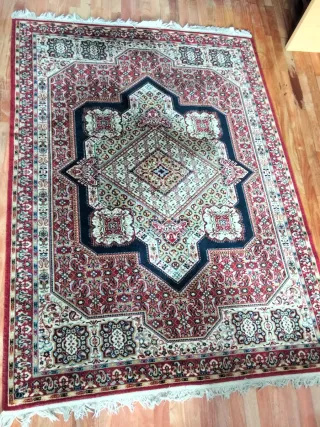 Elegante alfombra de lana beige y roja