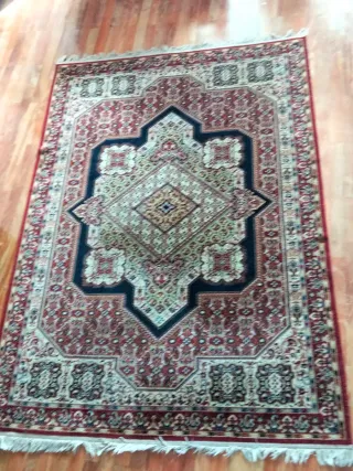 Elegante alfombra de lana beige y roja