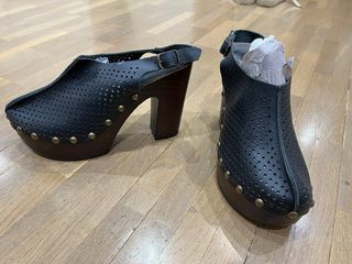 Zuecos de piel negros talla 40 tacón madera