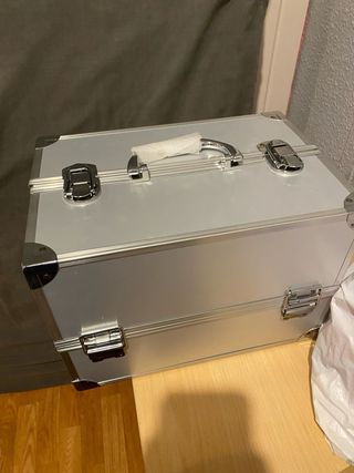 Maletín de maquillaje plateado