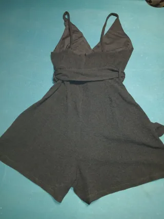 Mono corto negro con cinturón