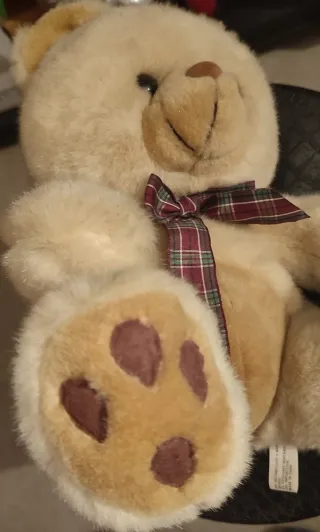 Urso de peluche com laço xadrez
