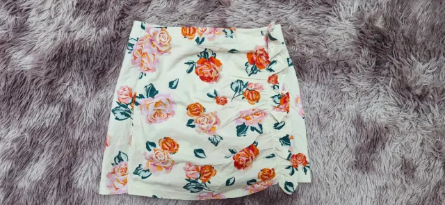 Falda floral con volantes