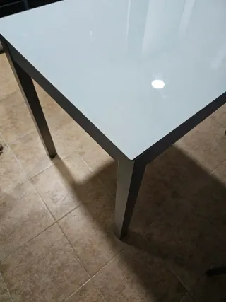 Mesa Cristal Blanco Extensible + 4 Sillas.