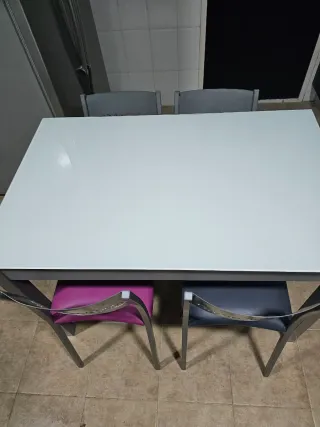 Mesa Cristal Blanco Extensible + 4 Sillas.