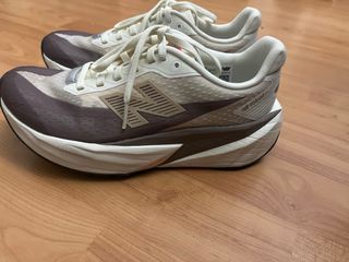 New Balance FuelCell Rebel v5 Marrón/Blanco