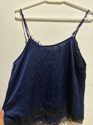 Top lencero azul y negro con encaje