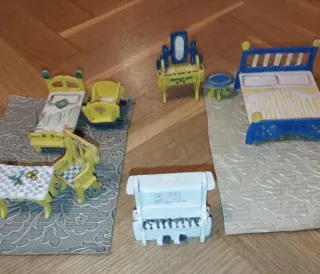 Lote de muebles y figuras para casa de muñecas