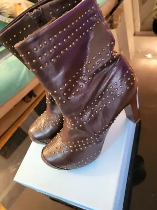 Botines marrones tachuelas tacón