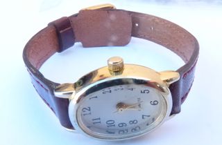 Reloj Advance Dorado y Marrón con Correa Nueva