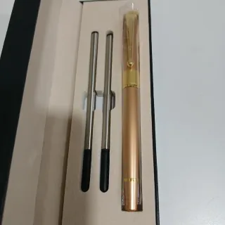 Estojo com esferográfica e recargas