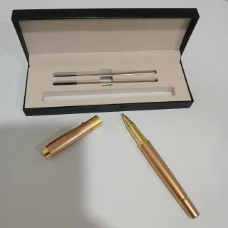 Estojo com esferográfica e recargas