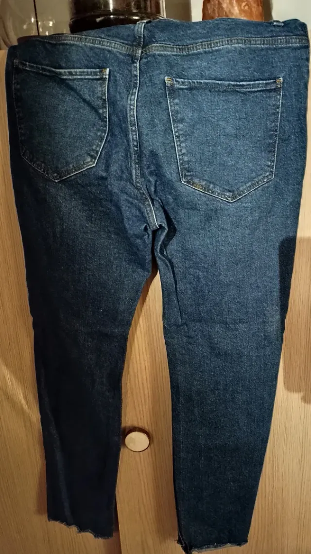 Pantalón vaquero efecto roto